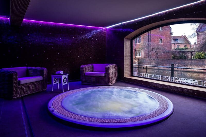 Jacuzzi, dimmed lights and canal view